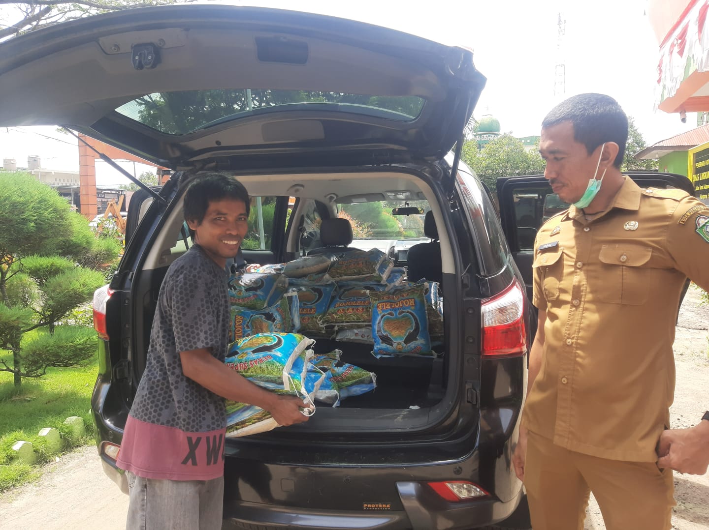 Tenaga Kebersihan DLH Parepare Dapat Bantuan 100 Zak Beras dari Cahaya Ujung